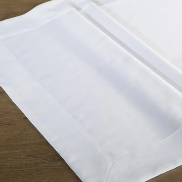 Finoman csiszolt csíkkal díszített terítő elegáns csomagolásban