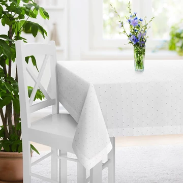 Ezüst fényes cérnával és elegáns csíkkal díszített, kétoldalas ELIZA terítő Ezüst fényes cérnával és elegáns csíkkal díszített, kétoldalas ELIZA terítő