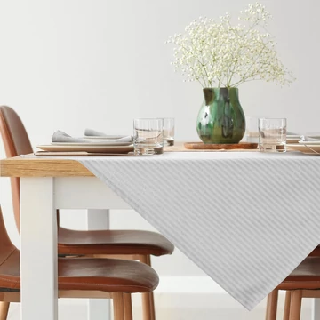 Flash 6 ünnepi asztalterítő 94% poliészter 6% fényes szál ezüst Flash 6 ünnepi asztalterítő 94% poliészter 6% fényes szál ezüst