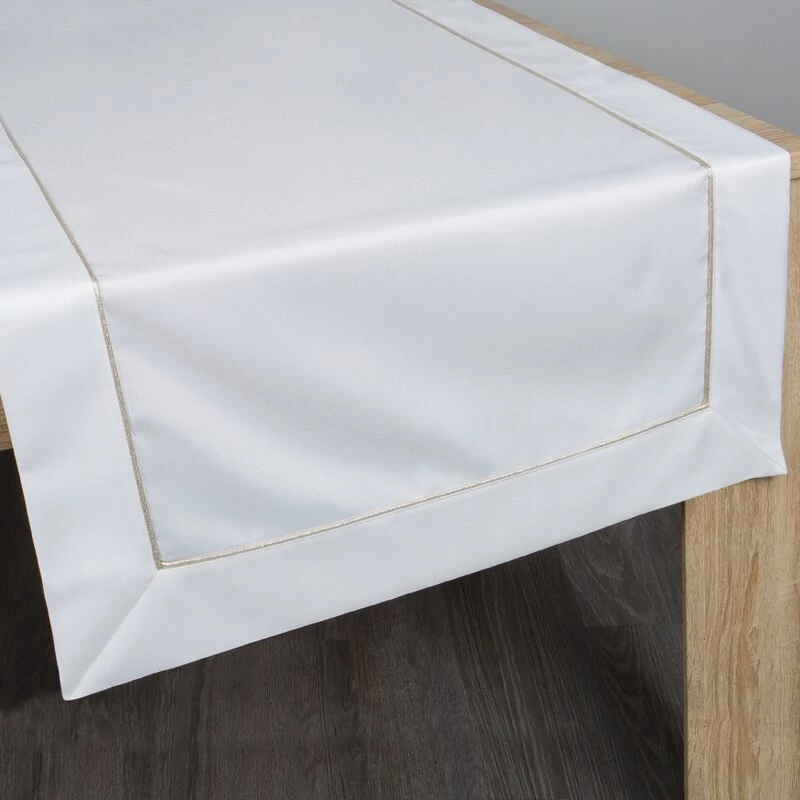 Elegáns csíkkal és finom aranycsíkkal díszített terítő elegáns csomagolásban